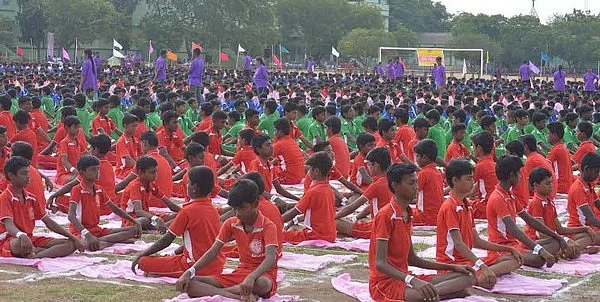 கின்னஸ் சாதனைக்காக 4,000 மாணவர்கள் பங்கேற்ற பிரம்மாண்ட யோகா நிகழ்ச்சி! (படங்கள்)