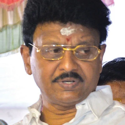 தினகரன் மீது பாய்ந்த திவாகரன்!