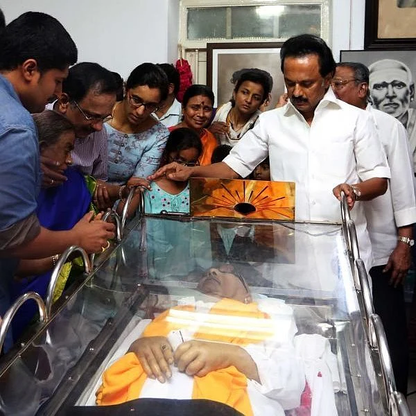 மயங்கிய செல்வி... எதிர்பார்ப்பை ஏற்படுத்திய மு.க.முத்து... அழுகையுடன் அருள்நிதி! - குடும்ப உறவுகளின் ரியாக்ஷன்ஸ்