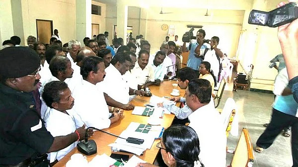 மாட்டு வண்டியில் மனு கொடுக்க வந்த எம்எல்ஏ... அலட்சியமாக நடந்துகொண்ட கலெக்டர்!