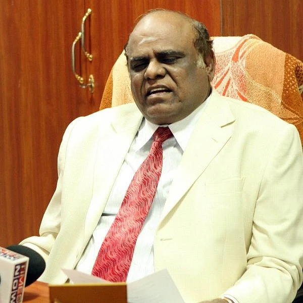 பரிசோதனைக்கு சென்ற மருத்துவர்களை தேநீருடன் வரவேற்ற நீதிபதி கர்ணன்!