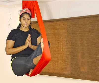 காற்றில் பறக்கலாம்! ஏரியல் யோகா