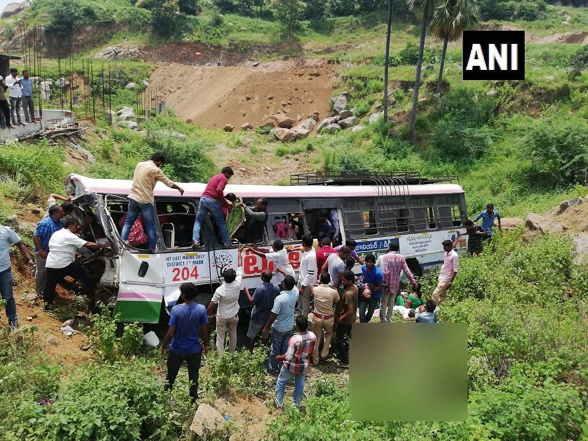 தெலங்கானா பேருந்து கவிழ்ந்து விபத்து - பலி எண்ணிக்கை 57ஆக அதிகரிப்பு