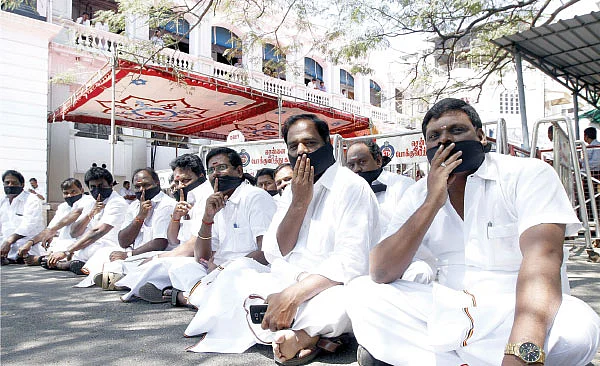 ‘6 எம்.எல்.ஏ.க்களுக்குத் தரப்பட்டது இரட்டை ஆயுள் போன்றது!”