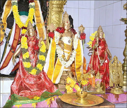சிரிக்கும் பெருமாள்... வியர்க்கும் திருமுகம்!