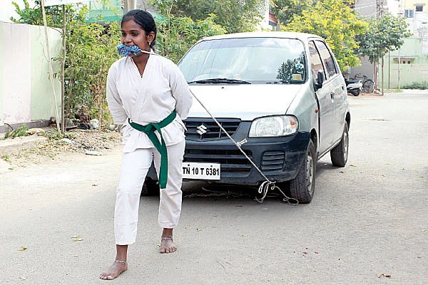 "காரைக் கட்டி இழுப்பேன் கேரம் சுண்டி ஜெயிப்பேன்!"
