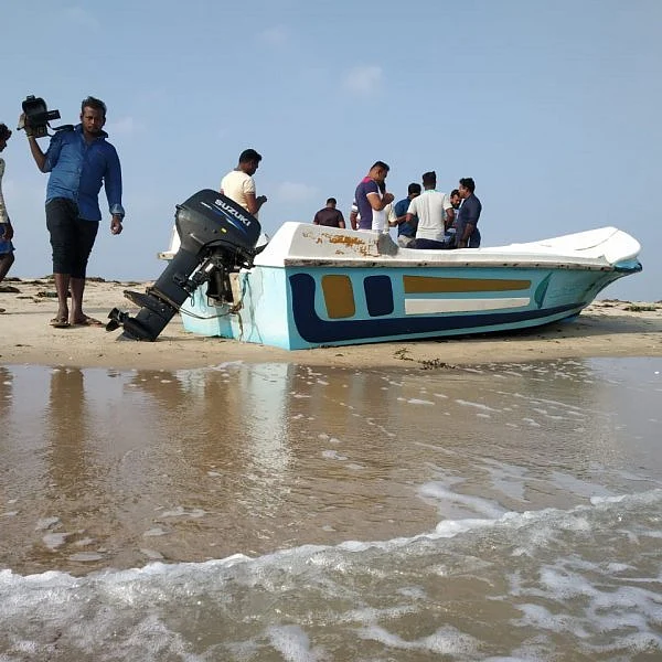 ராமேஸ்வரத்தில் கரை ஒதுங்கிய இலங்கைப் படகு! - கடத்தல்காரர்கள் ஊடுருவலா?