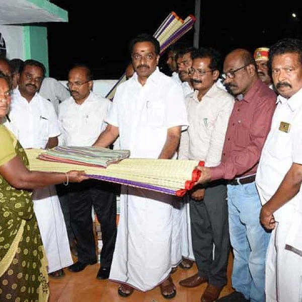 காவிரி வெள்ளத்தால் பாதிக்கப்பட்ட மக்களுக்கு நிவாரணம் வழங்கிய அமைச்சர்!