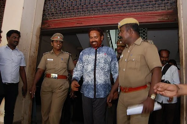 மதுரை குப்பைத் தொட்டியில் வெடிகுண்டுகள்: வரிச்சூர் செல்வம் சரண்!