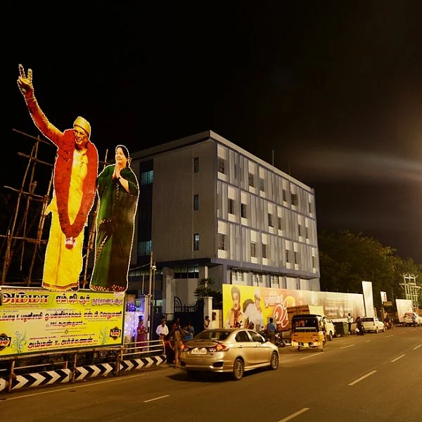 கோவையில் இரவு பகலாக தயாரான எம்.ஜி.ஆர் நூற்றாண்டு விழா மேடை!; படங்கள்: தி.விஜய்,க.விக்னேஷ்வரன்