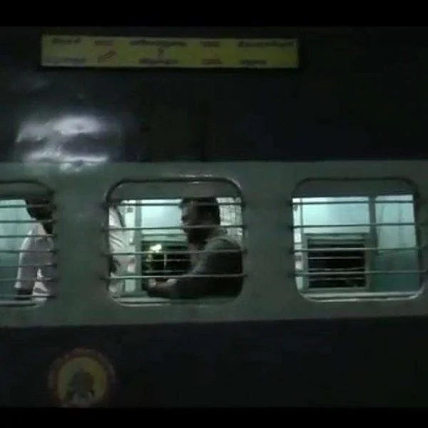 ஒரே தண்டவாளத்தில் நேருக்கு நேர் வந்த ரயில்கள்! - திருமங்கலத்தில் பதறிய பயணிகள்