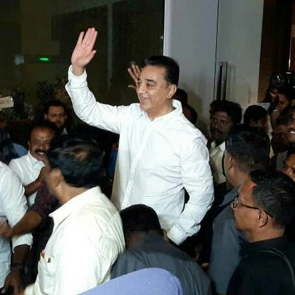 `வருங்கால முதல்வர் வாழ்க!’ - ராமேஸ்வரத்தில் பட்டாசு வெடித்து கமலை வரவேற்ற ரசிகர்கள்