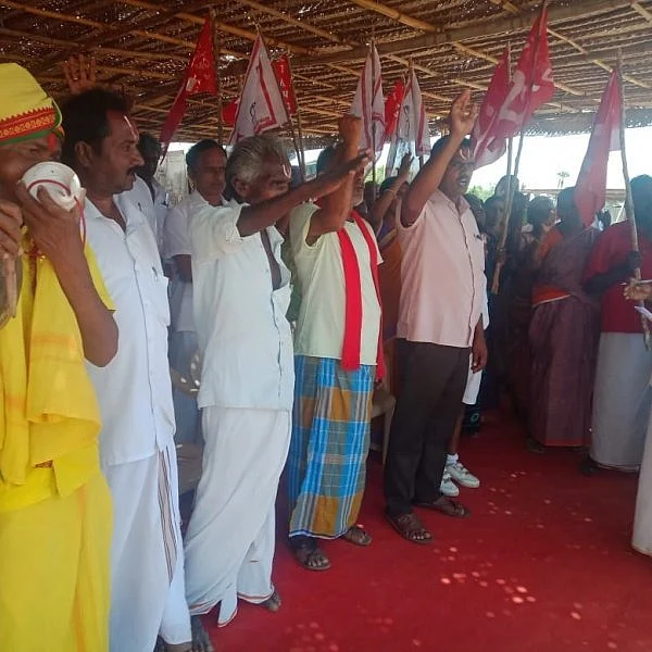 நெற்றியில் நாமம், கையில் சங்கு! - 9-வது நாளாகப் போராடும் விவசாயிகள்