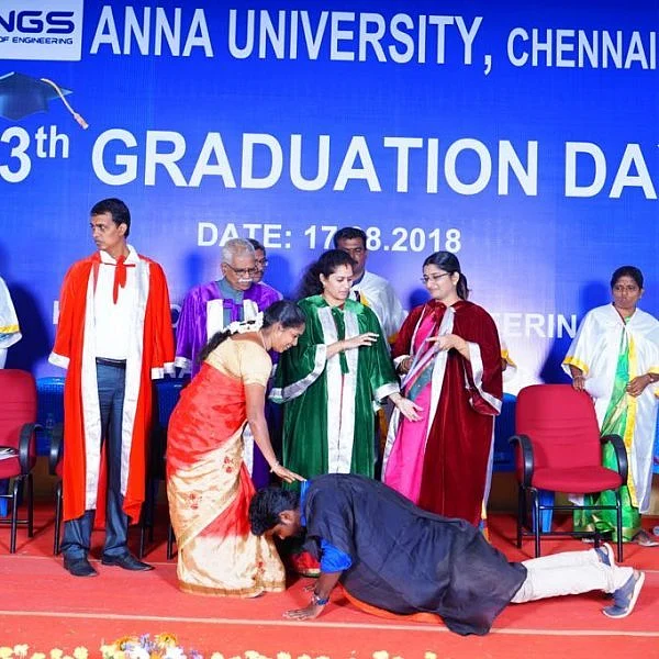 பெற்றோர் காலில் விழுந்து பட்டம் வாங்கிய மாணவர்கள் - கல்லூரி விழாவில் நெகிழ்ச்சி!