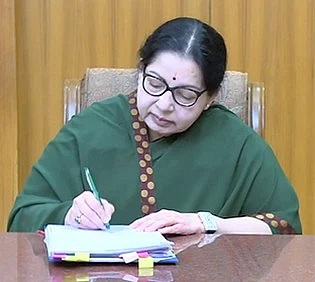 'கடைகளை மூடுங்கள்... எங்கள் வாழ்வாதாரத்தை மூடிவிடாதீர்கள்!' - அலறும் டாஸ்மாக் ஊழியர்கள்!