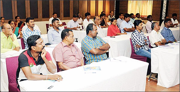 ஈரோட்டில் டெக்னிக்கல் அனாலிசிஸ்... பட்டப்படிப்பை முடித்த மகிழ்ச்சி!