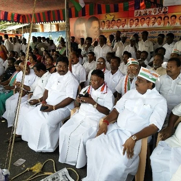 மத்திய அரசுக்கு எதிராகப் புதுச்சேரியில் முதல்வர் நாராயணசாமி உண்ணாவிரதம்