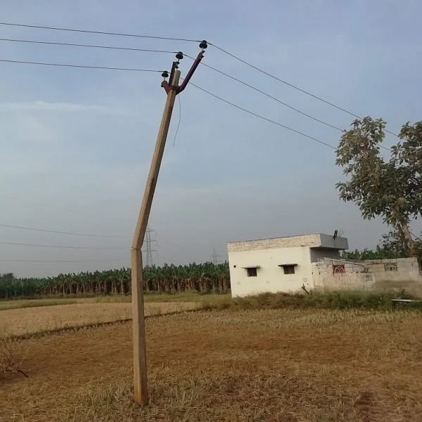 கஜா புயலால் சரிந்த மின் கம்பம்; யாரைக் காவு வாங்கப் போகிறதோ?- அச்சத்தில் கிராம மக்கள்