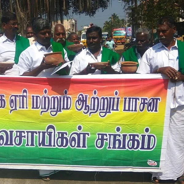 `மோடி அரசு குழிதோண்டிப் புதைத்துவிட்டது' - திருவோடு ஏந்தி கண்ணீர்விட்ட விவசாயிகள்
