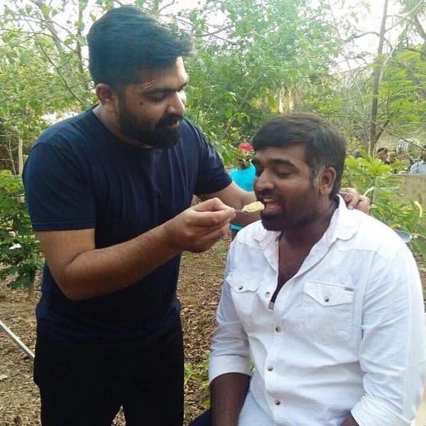 விஜய் சேதுபதிக்கு சோறு ஊட்டும் சிம்பு! - வைரலாகும் புகைப்படம்