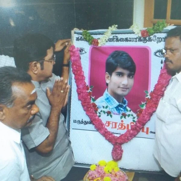 எடப்பாடி அணி எம்.எல்.ஏ வைத்த பேனரை தினகரனுக்காக கழற்றி வந்த நிர்வாகிகள்...! - சரத்பிரபு வீட்டில் நடந்த சம்பவம்