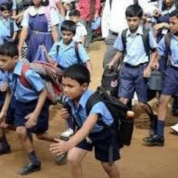 பள்ளி வளாகங்களை மாணவர்களே சுத்தம் செய்ய வேண்டும் என்ற அறிவிப்புக்கு எதிர்ப்பு