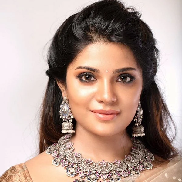 `ஒரு பெண் இப்படித்தான் இருக்க வேண்டும் என யாரும் கூற முடியாது!’ - ட்ரோல் குறித்து ஆத்மிகா