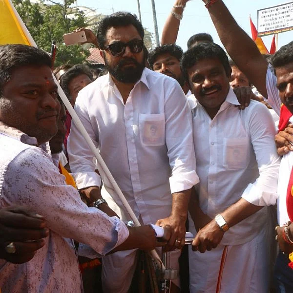 இது பாபா முத்திரை அல்ல; ஆட்டுத்தலை! ரஜினியைச் சாடிய சரத்குமார்