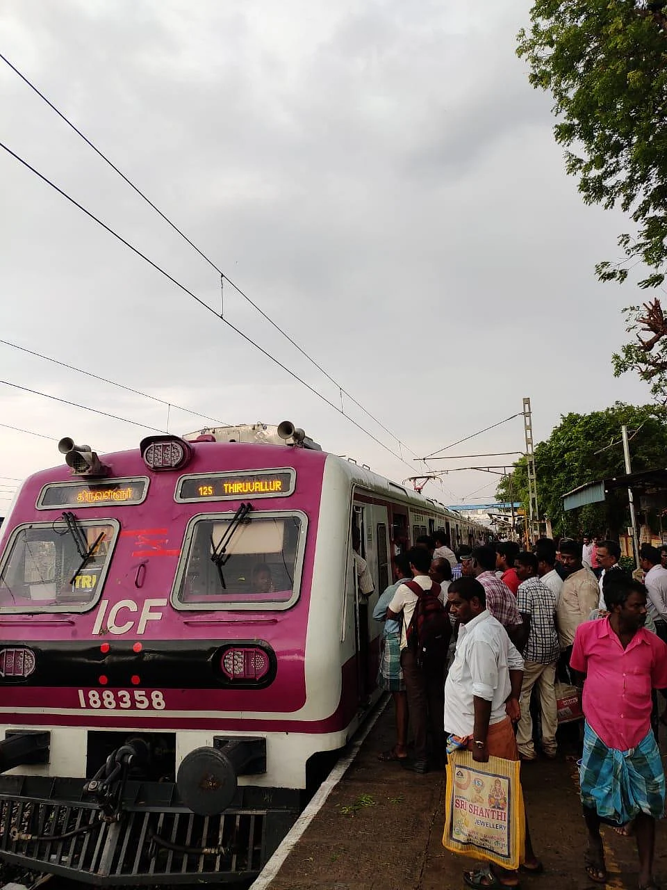 `சூறைக்காற்றுடன் மழை; திடீரென கேட்ட வெடிச் சத்தம்!' - திருவள்ளூர் மின்சார ரயில் பயணிகள் அதிர்ச்சி
