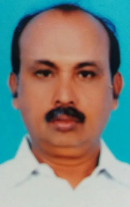 மரத்தடியில் மாணவர்கள்... வகுப்பறையில் அலுவலகம்! - 5 ஆண்டுகளாகத் தொடரும் அவலம்
