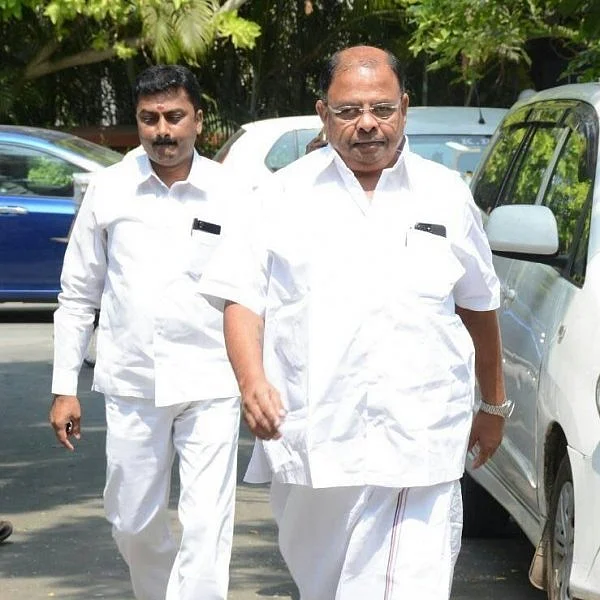 'ஓ.பி.எஸ் - ஈ.பி.எஸ் இணைப்பும், 500 கோடி ரூபாய் பேரமும்': தினகரன் ஆதரவு எம்.எல்.ஏ தகவல்!
