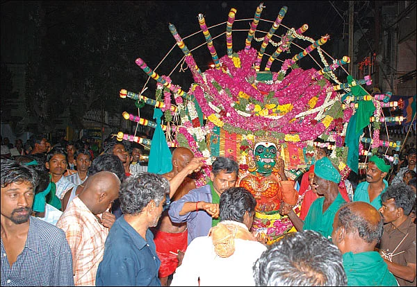 பச்சைக்காளி பவளக்காளி...