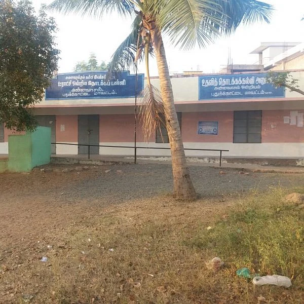 மரத்தடியில் மாணவர்கள்... வகுப்பறையில் அலுவலகம்! - 5 ஆண்டுகளாகத் தொடரும் அவலம்