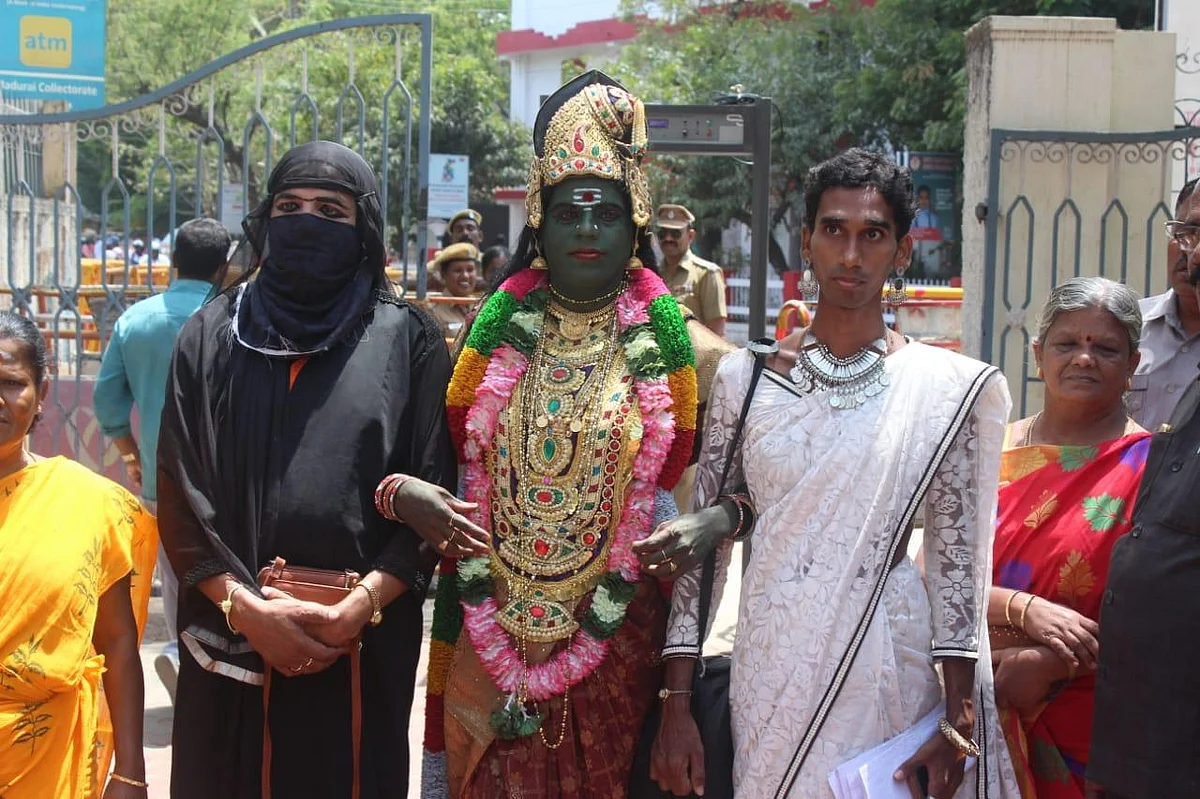 மீனாட்சியம்மன் வேடத்தில் வேட்புமனு தாக்கல் செய்த திருநங்கை!