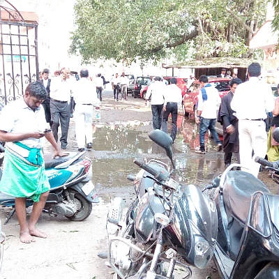 கழிவு நீர் கசிவால் வழக்கறிஞர்கள் அவதி