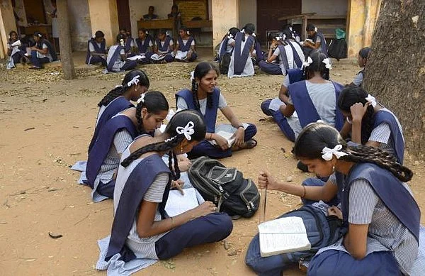 1200 பள்ளிகளுக்கு தமிழக அரசு மூடுவிழா: ராமதாஸ் எச்சரிக்கை