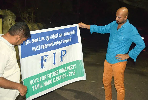 “வேலைக்குப் போயிட்டா இந்தியாவை யார் காப்பாத்துறது?”