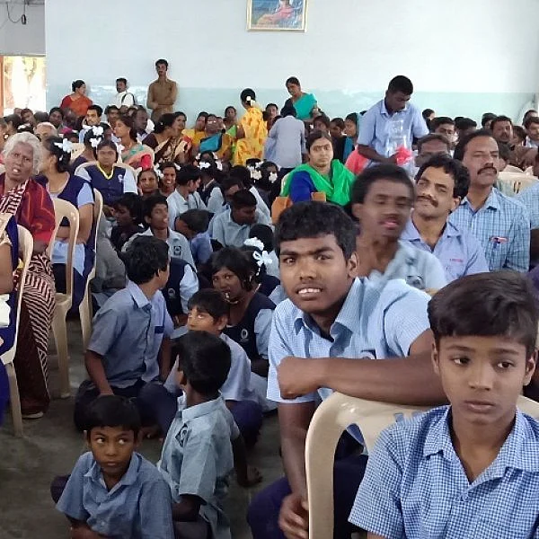 ‘தரையில் அமரவைக்கப்பட்ட மாற்றுத்திறனாளி மாணவர்கள்!’ -கண்டுகொள்ளாமல் விழாவைச் சிறப்பித்த அமைச்சர்