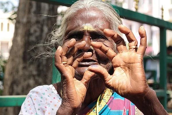 ``தூங்கவைக்கவும் பாடுதேன்...செத்தவுகளுக்கும் பாடுதேன்!” - `செப்புக்குரல்காரி’ ஒப்பாரி சீனியம்மா!