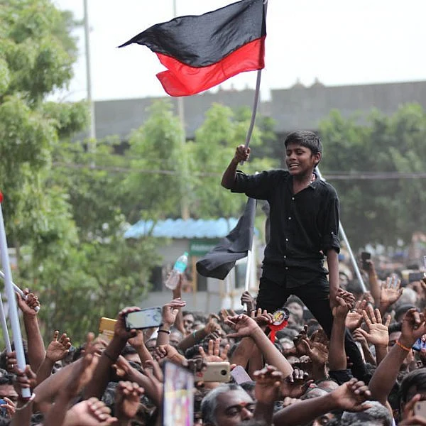நூறு விமர்சனங்கள்... ஆயிரம் காதல்கள்..! கருணாநிதியோடு ஓர் இறுதிப்பயணம்