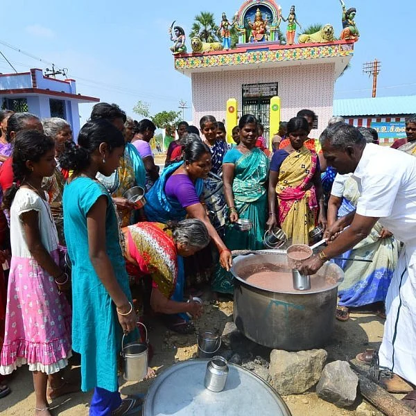 மூடப்பட்ட பட்டாசு ஆலைகள்; தவிக்கும் 8 லட்சம் தொழிலாளர்கள் - சி.ஐ.டி.யூ-வினர் நூதன போராட்டம்