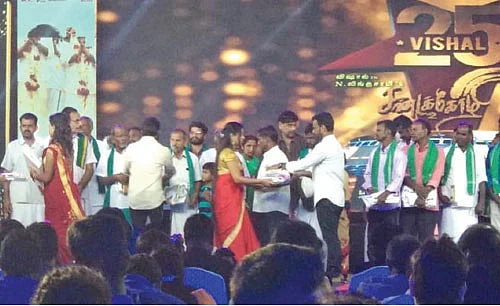 விவசாயிகளைச் சிறப்பித்த விஷால்!