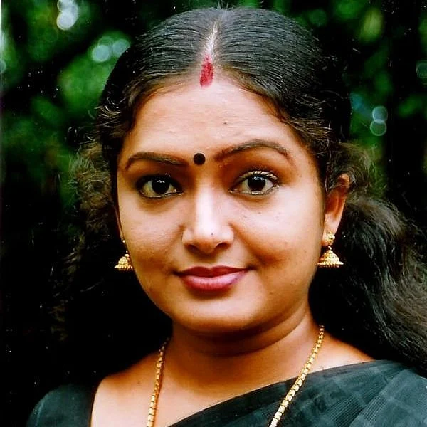``முன்னாடிலாம் கூட நடிக்கிறவங்ககூட குளோஸா இருப்போம்... இப்ப..?!'' - காயத்ரி பிரியா