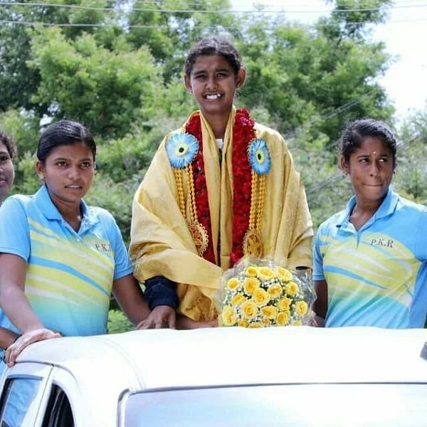 ''அப்பாவுக்கு நான் கேப்டன்ங்கிறது பெருமை, அப்பா விவசாயிங்றது எனக்குப் பெருமை!'' - இந்திய வாலிபால் கேப்டன் ஷாலினி