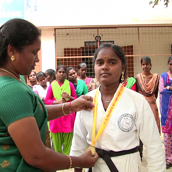 விடுமுறையில் காய்கறி விற்பனை! - தேசிய கராத்தே சாம்பியனான கல்லூரி மாணவி