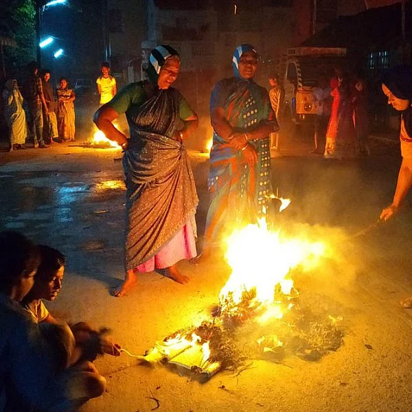 அதிகாலையில் போகி பண்டிகை கொண்டாட்டம்; சிறப்பு தொகுப்பு: தே.சிலம்பரசன், வி.ஶ்ரீனிவாசுலு, சொ.பாலசுப்ரமணியன்