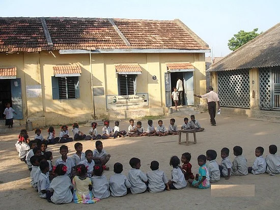 கவர்மெண்ட் வேலை வேணும்... கவர்மெண்ட் ஸ்கூல் வேணாமா..?