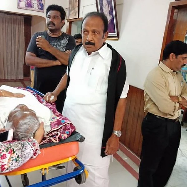 இறுதி ஊர்வலத்தில் குருநாதரின் உடலைச் சுமந்துசென்ற வைகோ!