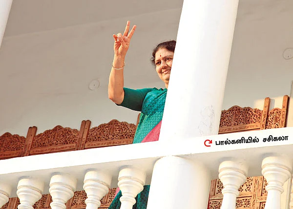 சசிகலா சொல்லும் ‘கறையான்’ யார்?