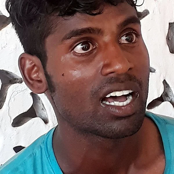 இலங்கைக்கு அனுப்பிவைக்கக் கோரி ஆட்சியர் அலுவலகம் முன் தீக்குளிக்க முயன்ற வாலிபர்..!